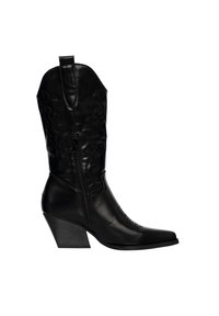 Botas de vaquero de cuero negro con punta afilada, detalles bordados en el cañón y cierre de cremallera. Presenta un tacón grueso y inclinado.