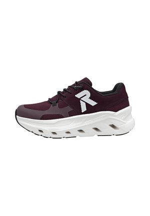 Baskets de sport bordeaux avec lacets noirs, semelle épaisse blanche avec découpes et logo blanc sur le côté, vues de l'extérieur.