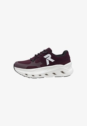 Baskets de sport bordeaux avec lacets noirs, semelle épaisse blanche avec découpes et logo blanc sur le côté, vues de l'extérieur.
