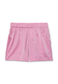 Pantalones cortos rosa claro hechos de un material brillante y sedoso; cuenta con una cintura elástica y dos bolsillos frontales con un diseño plisado.
