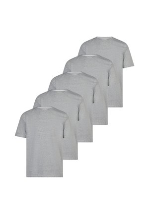 Fem ensfarvede grå t-shirts med korte ærmer og rund hals, arrangeret i en forskudt stak på en hvid baggrund.