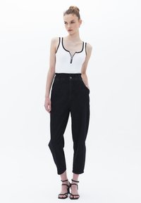 OXXO WITH ZIPPER   - Linne - white black