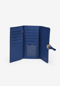 Billetera trifold azul abierta mostrando múltiples ranuras para tarjetas, una ventana clara para identificación y un cierre de tono dorado con una correa de cuero azul.