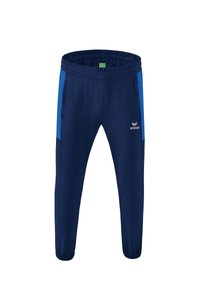 Marineblauwe sportbroek met een elastische tailleband, voorzien van blauwe zijpanelen, ritszakken en een logo op het rechterbeen aan de voorkant.