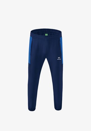 Marineblauwe sportbroek met een elastische tailleband, voorzien van blauwe zijpanelen, ritszakken en een logo op het rechterbeen aan de voorkant.