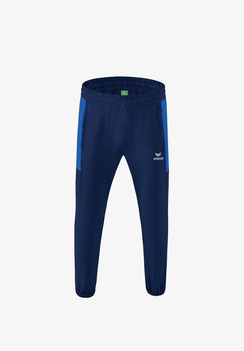 Pantalones deportivos azul marino con cinturilla elástica, con paneles laterales azules, bolsillos con cremallera y un logo en la parte delantera de la pierna derecha.