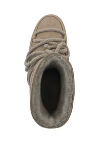 Beige mockaskinnstövel med flätade snörningar, mjukt grått ullfoder, rund tådesign och strukturerad sula. Dekorativa inslag inkluderar broderade detaljer.
