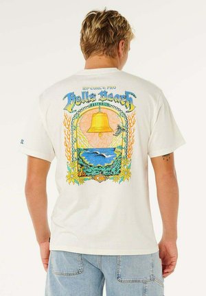 Blondyn w białej koszulce z kolorowym wzorem Hells Beach Australia przedstawiającym złoty dzwonek, widok na ocean, kwiaty i płomienie.