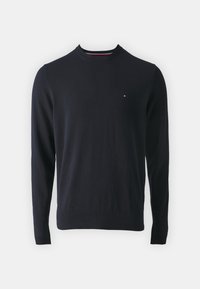 Granatowy sweter dzianinowy z okrągłym dekoltem i długimi rękawami. Posiada małe haftowane logo na klatce piersiowej. Gładka faktura.