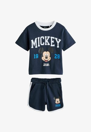 Tumesinise värvusega laste T-särk ja lühikeste pükste komplekt, millel on Mikihiire nägu, tekst "MICKEY 1928" ja "THE ONE AND ONLY" valgete ning siniste detailidega.
