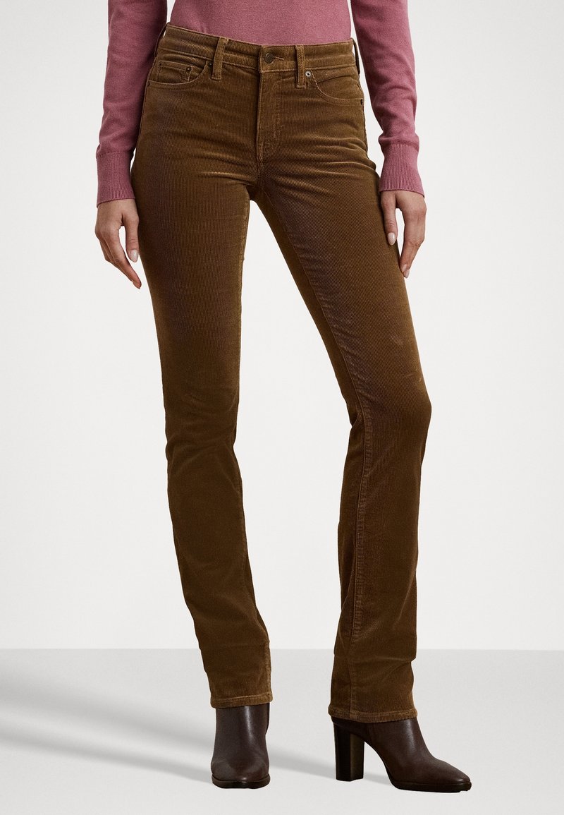 Hnědé manšestrové džíny s úzkým střihem, s pěti kapsami, knoflíkovým zapínáním a měkkou texturou, doplněné černými lodičkami s špičatou špičkou.