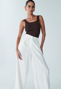 ST MRLO VIEW PANT - Hlače - white
