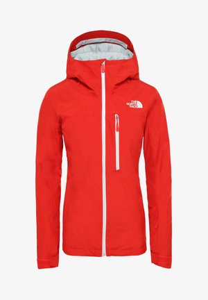 Chaqueta impermeable roja con capucha, cremallera frontal blanca, cremallera en el bolsillo del pecho y el logo de The North Face en el pecho.