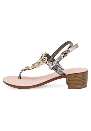 Sandal di metallo grigio con tacco, dotata di cinturino alla caviglia, decorata con pietre decorative e zeppa texturizzata. Soletta in morbido beige.