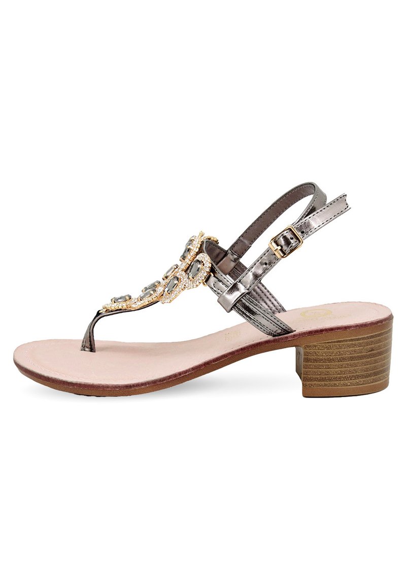 Sandal di metallo grigio con tacco, dotata di cinturino alla caviglia, decorata con pietre decorative e zeppa texturizzata. Soletta in morbido beige.