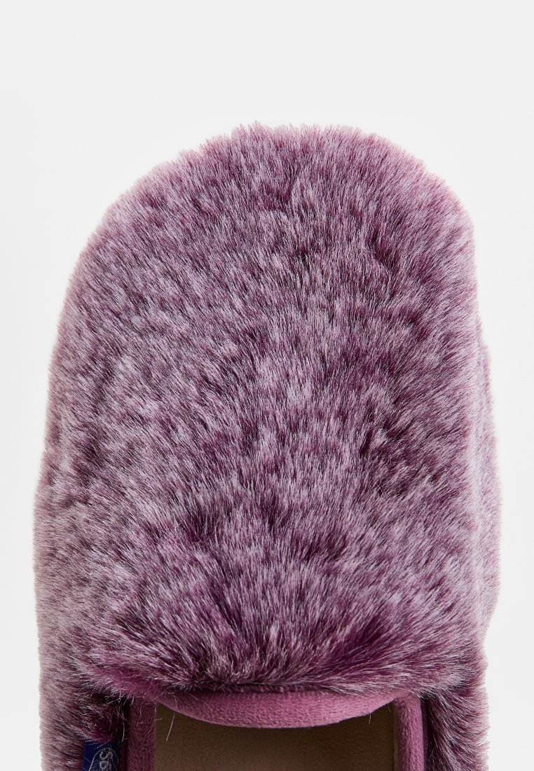 Lila, flauschige Hausschuhe mit einer weichen, strukturierten Oberfläche und abgerundetem Zeh. Glattes Innenfutter und eine solide Sohle für Komfort.