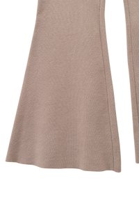 Garen brede broek in een lichtbruine kleur. Kenmerken ribbeltextuur, uitlopende pasvorm en nette naden. Zacht, comfortabel materiaal.