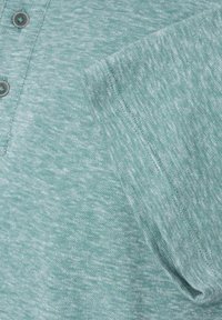 Miętowa bluza z miękkiego materiału, z teksturowanym wzorem, dwoma guzikami przy kołnierzyku i kieszonką z przodu.