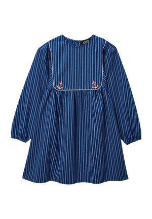 Robe longue à manches longues pour enfants, bleu avec des rayures verticales blanches, bavette avant bordée de passepoil blanc, et petits canards brodés en rouge et blanc.