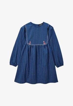 Robe longue à manches longues pour enfants, bleu avec des rayures verticales blanches, bavette avant bordée de passepoil blanc, et petits canards brodés en rouge et blanc.