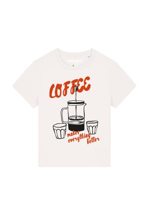 Weißes Baumwoll-T-Shirt mit einer schwarzen Umrisszeichnung einer French Press und zwei Tassen, mit rotem Text "KAFFEE macht alles besser."