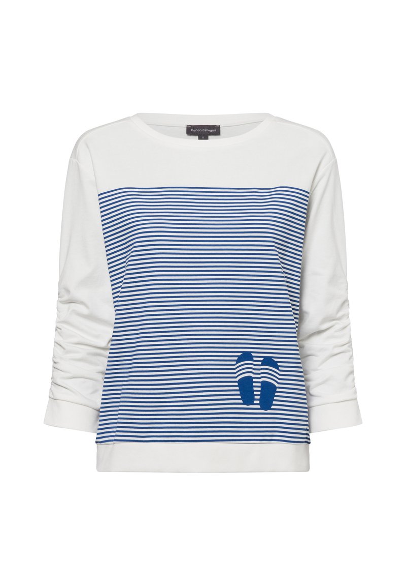 Witte lange mouwen shirt met een horizontaal blauw-wit gestreept ontwerp, met een blauwe flip-flop graphic op de voorkant. Zachte textuur.