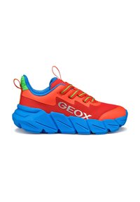 Zapatilla de malla roja con suela de goma gruesa azul, acentos verdes y azules, y cordones rojos en contraste; presenta el logo "GEOX" en el lateral.