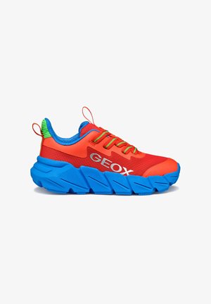 Rode mesh sneaker met blauwe dikke rubberen zool, groene en blauwe accenten en contrasterende rode veters; beschikt over het "GEOX"-logo aan de zijkant.