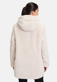 Svetloružový, chlpatý oversized kabát s kapucňou, s mäkkou textúrou a rovný strih, siaha pod boky.