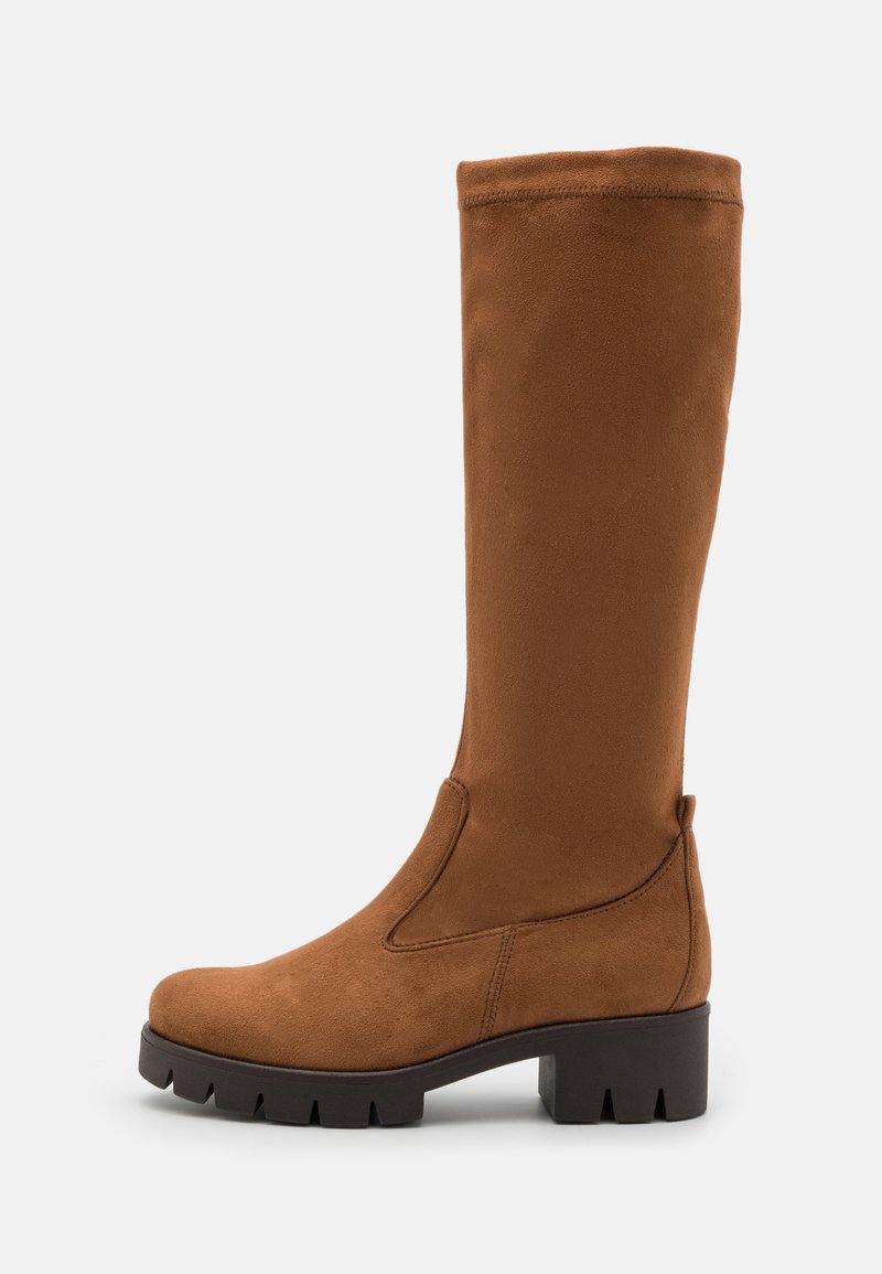 Kniehoge bruine suède laarzen met een gestructureerde afwerking, ronde neus en dikke zwarte blokhak, met een detail langs de zijnaad.
