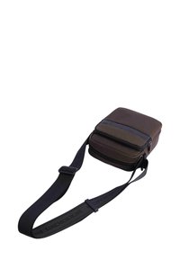 Bolso bandolera rectangular compacto de color marrón con bolsillo delantero y correa negra ajustable que presenta un logotipo en relieve.