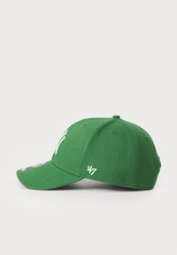 Grøn baseballkasket med en buet skygge, broderet logo foran og en lille numerisk accent på siden. Lavet af stof med en glat tekstur.