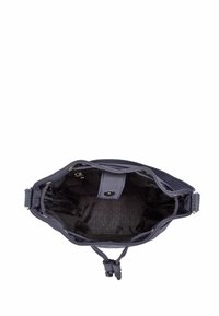 Torba v temno modri barvi z teksturirano zunanjostjo, kovinskimi poudarki in prostornim notranjim delom z žepom z zadrgo ter vzorčasto podlogo.