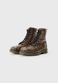 Stivaletti alla caviglia in pelle con stampa leopardata, lacci neri, punta rotonda e suola testurizzata. Presentano occhielli metallici e un design robusto.