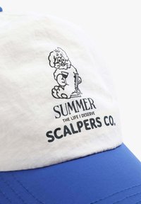 Cappello bianco e blu con un personaggio dei cartoni animati che tiene una bevanda, con testo stampato in nero che recita "ESTATE LA VITA CHE MERITO SCALPERS CO."