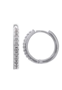 Orecchini a cerchio in argento con una fila di gemme trasparenti lungo un lato, texture liscia e un design del fermo semplice.