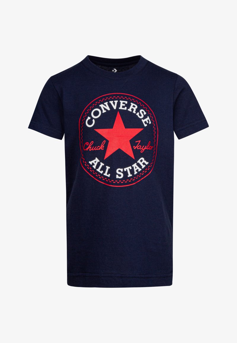 Námornícky modré bavlnené tričko s veľkým červeným hviezdovým grafickým motívom a bielym textom "Converse Chuck Taylor All Star." Krátke rukávy a okrúhly výstrih.