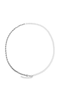Zilveren ketting met gedraaide schakels en witte parels, voorzien van een sluiting en een verlengkettinkje voor verstelbare lengte.