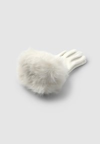 Gants blancs avec un bord en fausse fourrure duveteuse. Le matériau des gants est lisse, avec cinq doigts allongés et une texture douce.