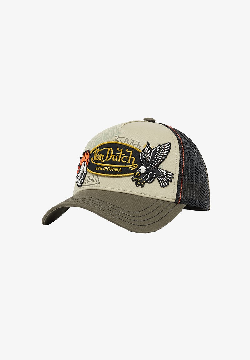 Gorra trucker de Von Dutch con frente beige, visera verde, parte trasera de malla negra, con un águila bordada, un cráneo en llamas y el logo "Von Dutch California".
