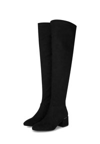 Czarne kozaki do kolan wykonane z miękkiego zamszu. Charakteryzują się spiczastym noskiem oraz grubym obcasem z metalowym akcentem. Gładka tekstura i bezszwowy design.