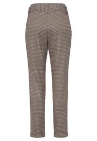 Pantaloni a quadretti marroni con taglio affusolato, vita elasticizzata e tasche laterali, caratterizzati da una sottile trama e un design elegante.