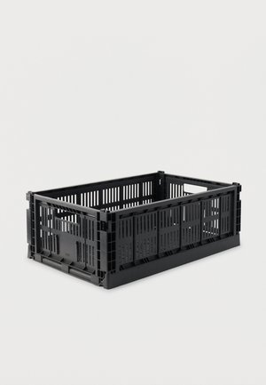 Caisse de rangement rectangulaire en plastique noir avec côtés ventilés et poignées intégrées sur un fond blanc uni.