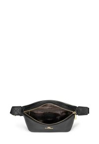 Borsa in pelle nera con finitura testurizzata, hardware dorato e chiusura con zip. L'interno presenta una fodera liscia e una piccola tasca.