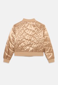 Casaco bomber acolchoado com um acabamento em cetim dourado claro, apresentando um colarinho e punhos canelados, com uma silhueta cropped e uma textura suave.