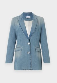 Blazer en denim bleu clair à manches longues, deux poches à rabat à l'avant, col cranté et deux boutons blancs sur le devant.