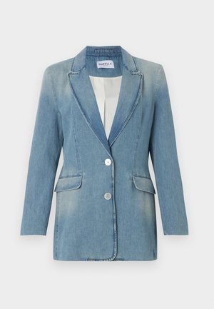 Blazer en denim bleu clair à manches longues, deux poches à rabat à l'avant, col cranté et deux boutons blancs sur le devant.