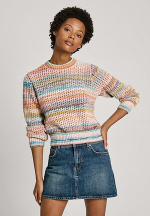 Multikleurige, gebreide trui met een ronde hals en geribde manchetten, met pastelstrepen en een losse pasvorm. Gecombineerd met een denimrok.