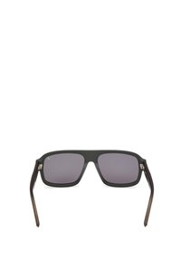 Černé sluneční brýle s hranatým rámem, tmavými čočkami a matným povrchem. Stranice mají barevný přechod z černé do hnědé.