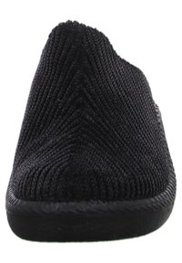 Černá pletená nazouvací bota s texturovaným svrškem, zaoblenou špičkou a flexibilní gumovou podrážkou. Obsahuje nízký, ponožkový límec pro snadné nazouvání.